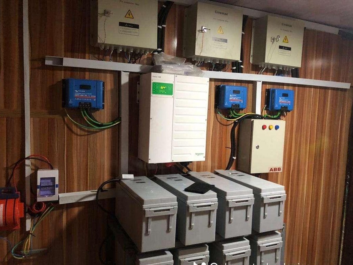 Battery bank and distribution installation